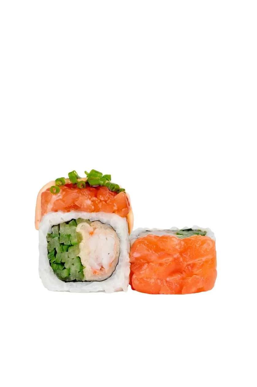 Rolka z tatarem z łososia i krewetkami w tempurze