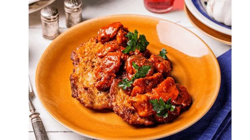 Placki ziemniaczane z sosem