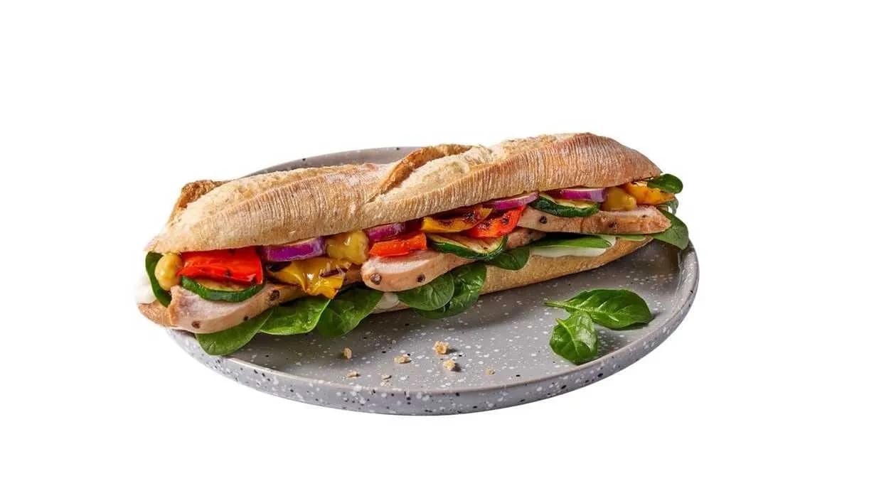 Bagietka z kurczakiem i grillowanymi warzywami