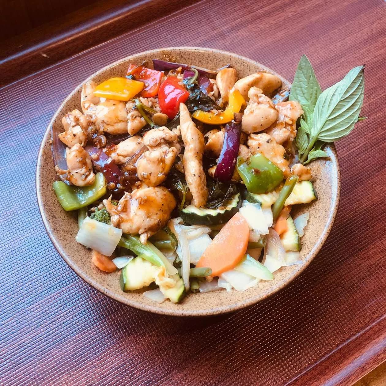 Chicken fried with lemongrass and Thai basil