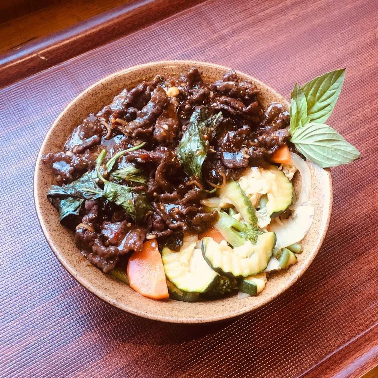 Smażona wołowina z trawą cytrynową i tajską bazylią