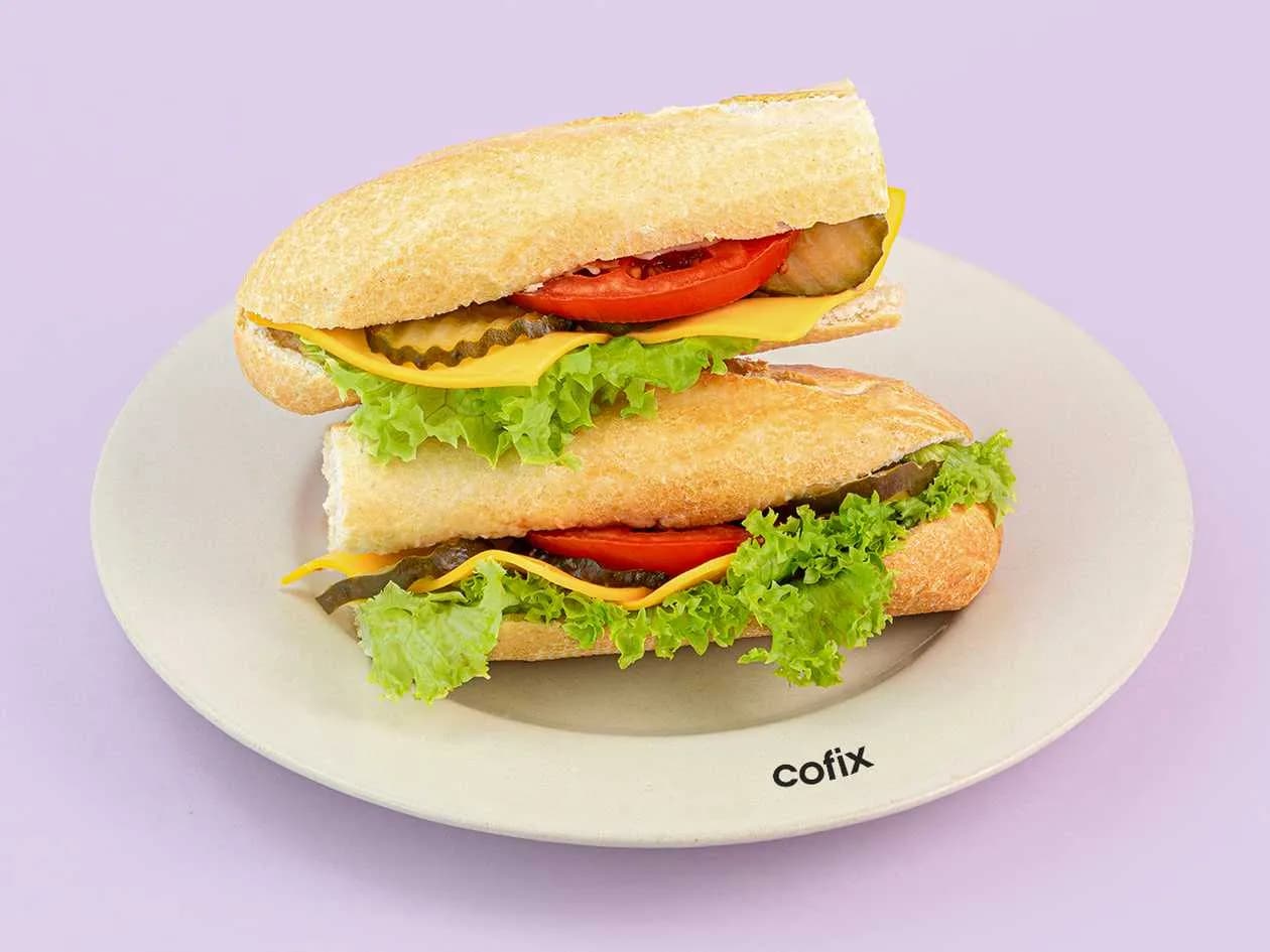 Bagietka z Cheddarem i Ogórkiem Kiszonym