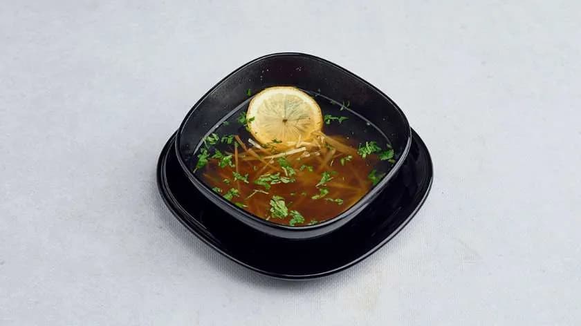 Orientalna tajska zupa z krewetkami