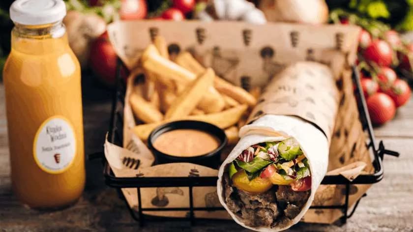 Duży lawasz "Zbaraniały", frytki 200g, sos, lemoniada