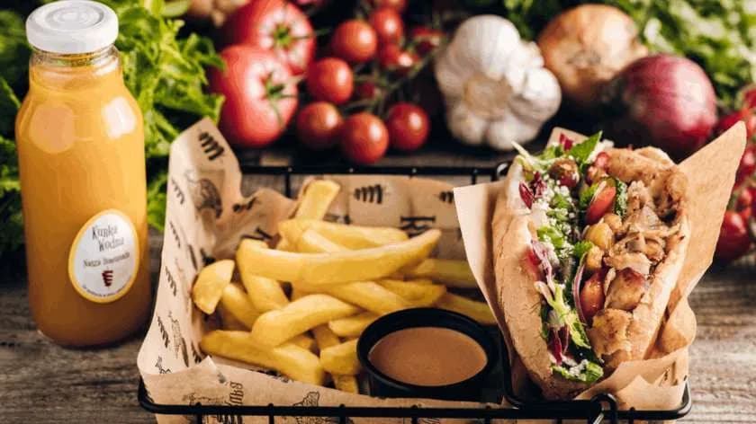 Duża bułka "Kura Klasyk", frytki 200g, sos, lemoniada