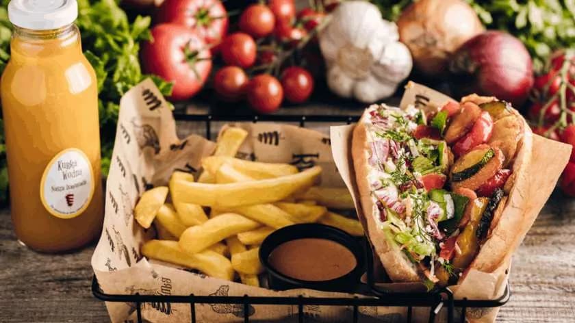 Duża bułka "Vege Klasyk", frytki 200g, sos, lemoniada