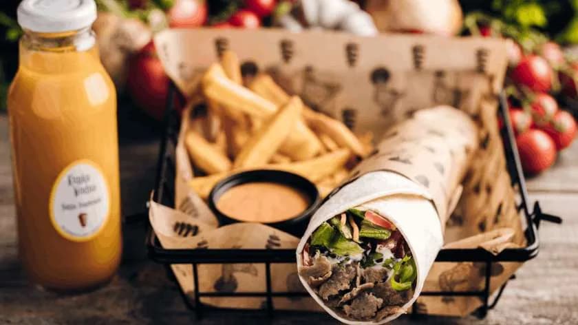 Duży lawasz "Mięsnyjesz", frytki 200g, sos, lemoniada