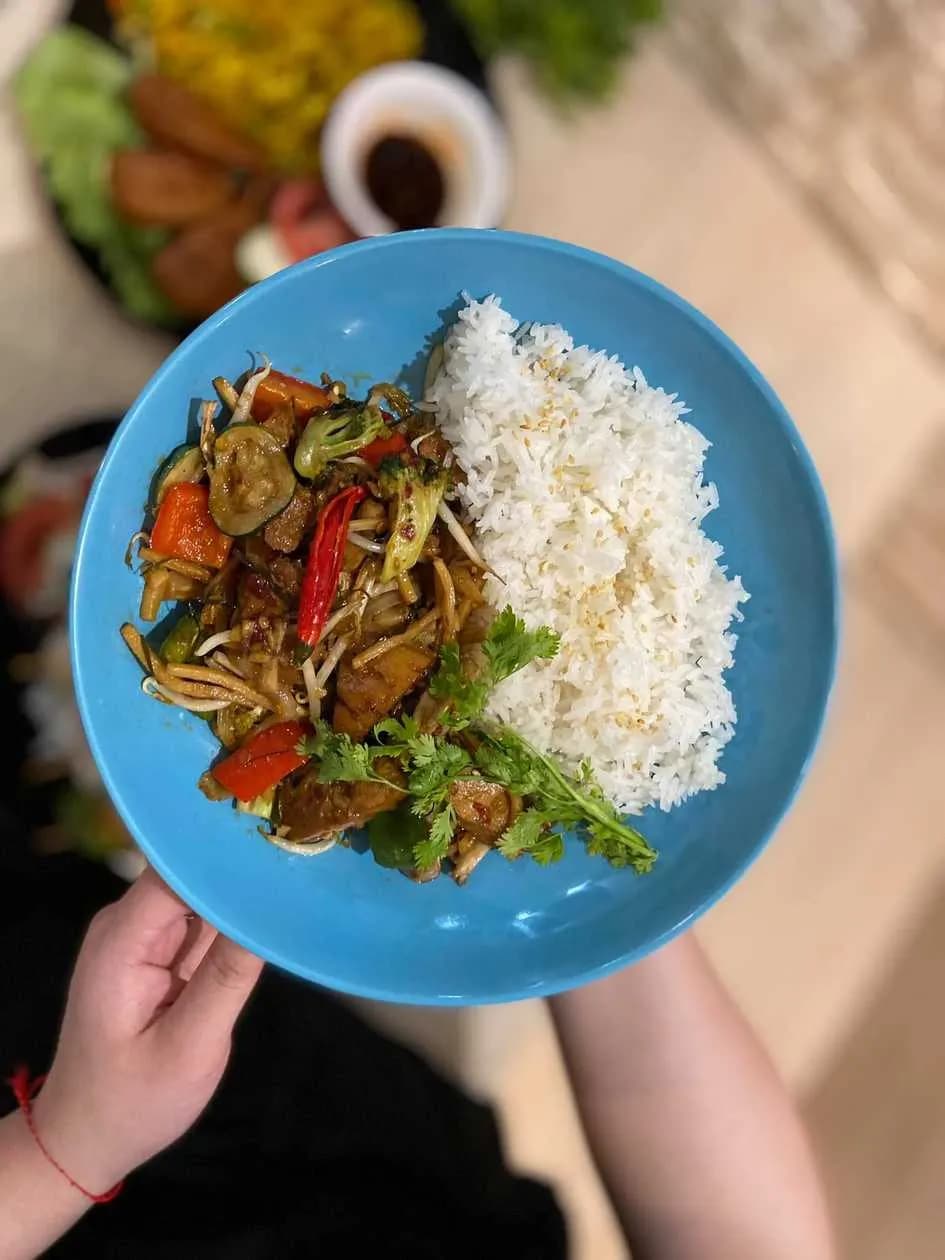 Seitan w specjalnym pikantnym sosie