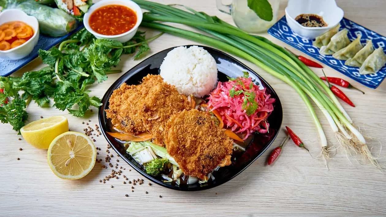 Crunchy Ocean - seitan with vegetables and dill with rice and salad