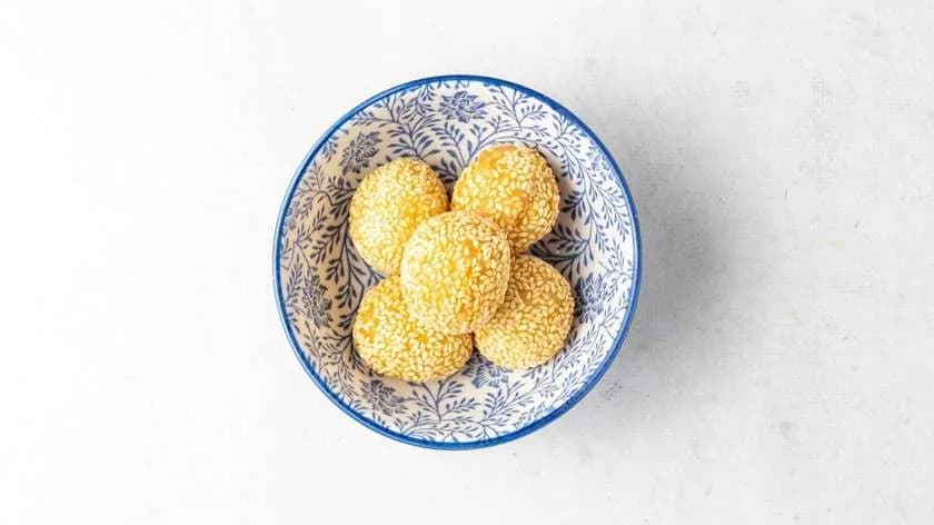 Sesame balls with red adzuki beans (sweet)