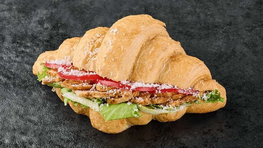 Croissant Cezar z Kurczakiem
