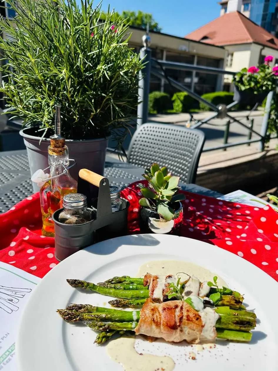 Szparagi zawijane w boczku z sosem maślanym