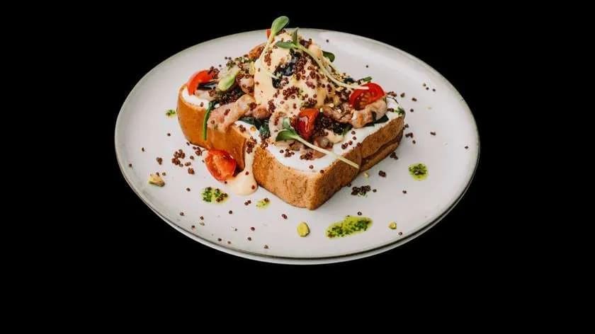 Briosz z jajkiem w koszulce i bekonem