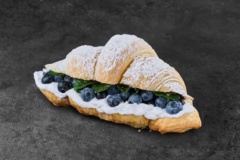 Croissant z Mascarpone i Owocami Sezonowymi