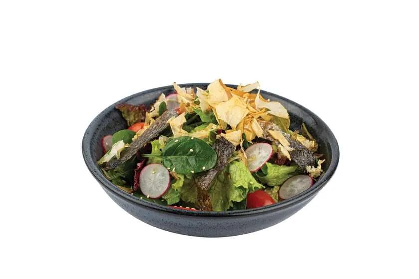 Crispy salmon skin salad (240g)