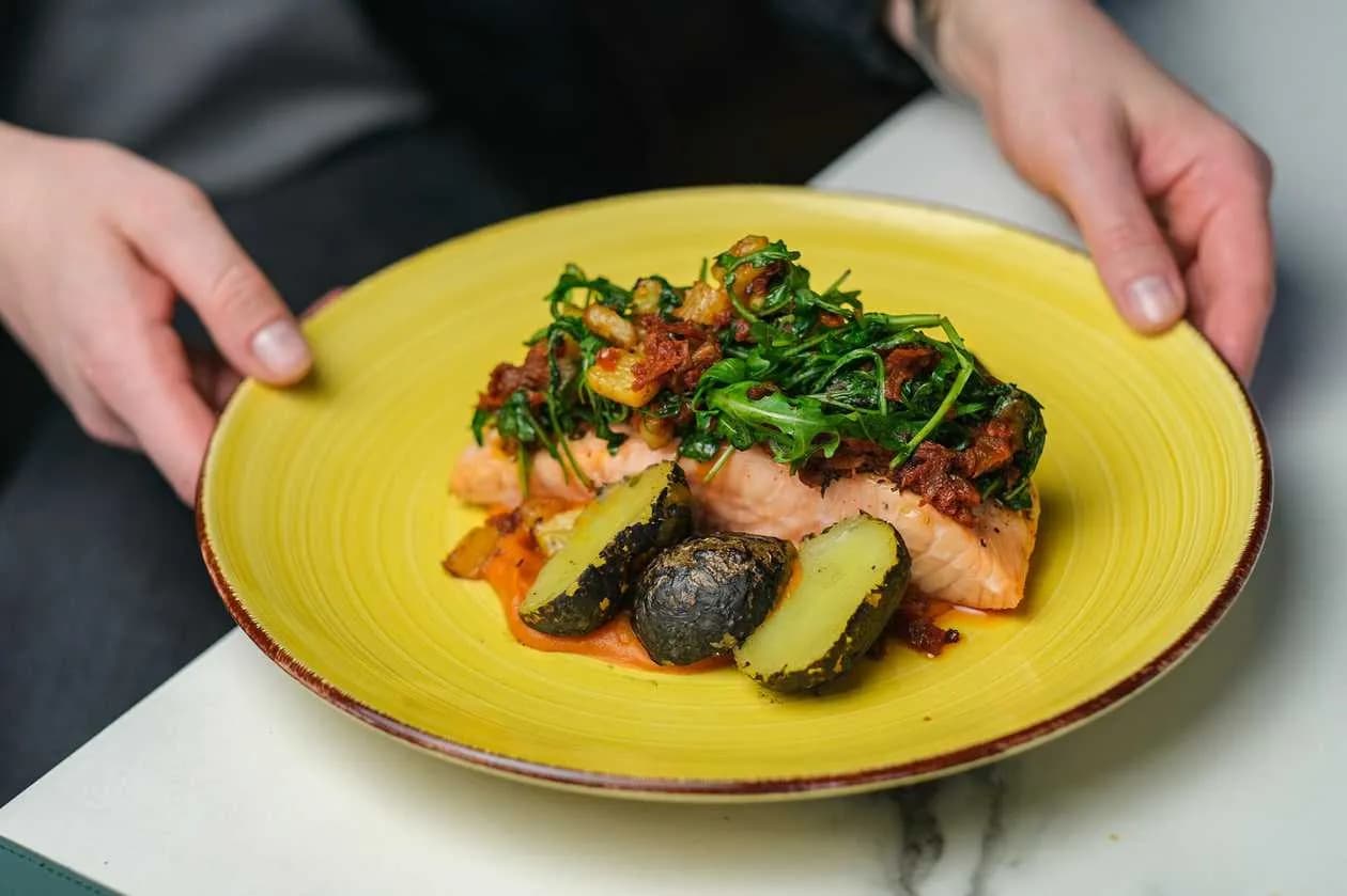 Pieczony stek z dzikiego łososia