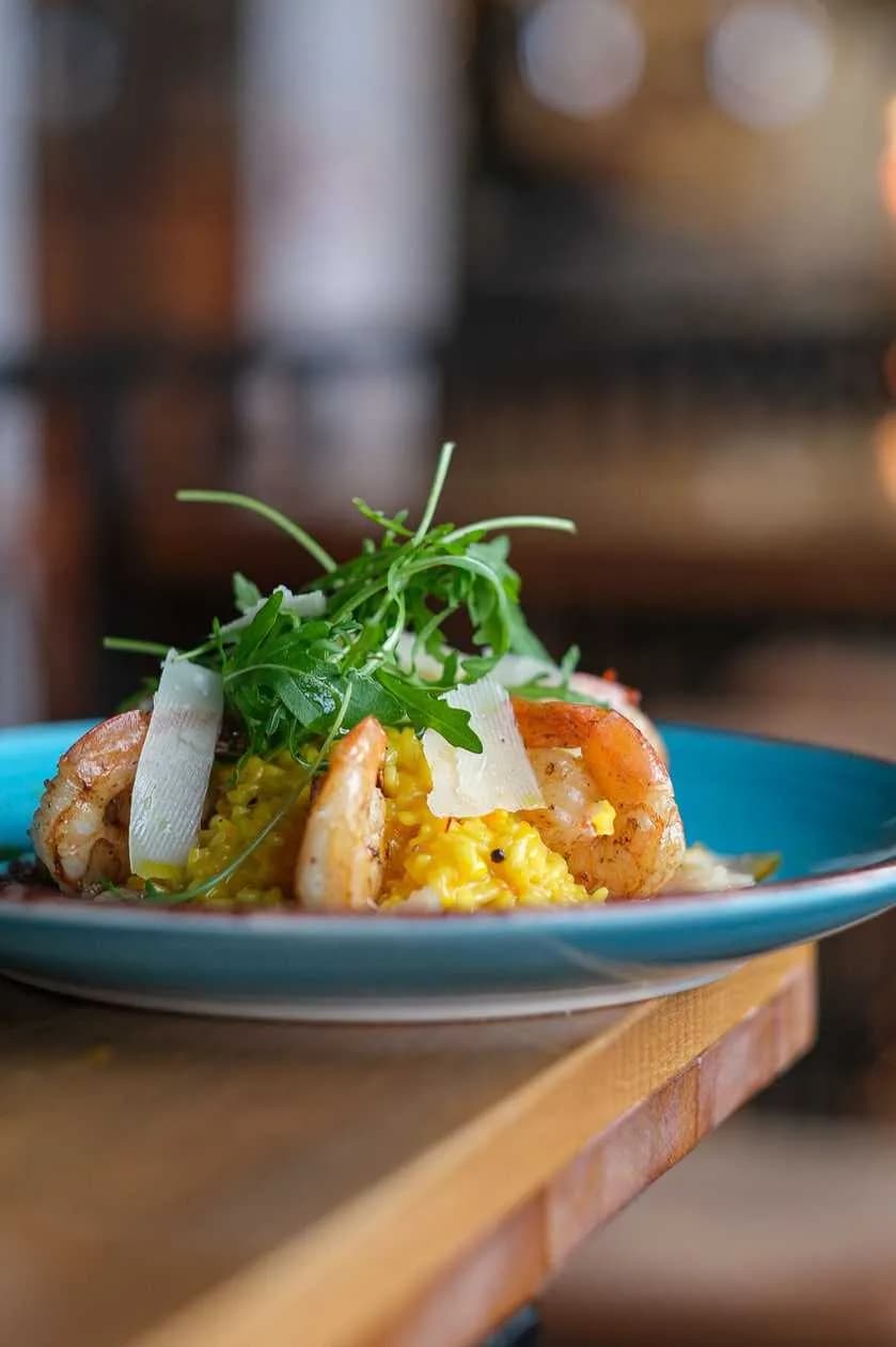 Szafranowe risotto z krewetkami gambas