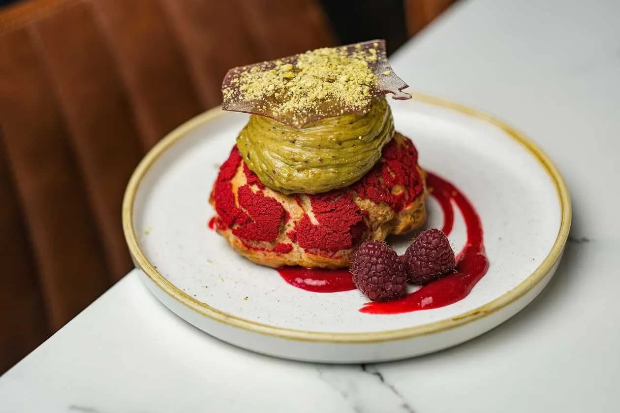 Ptyś z kremem pistacjowym