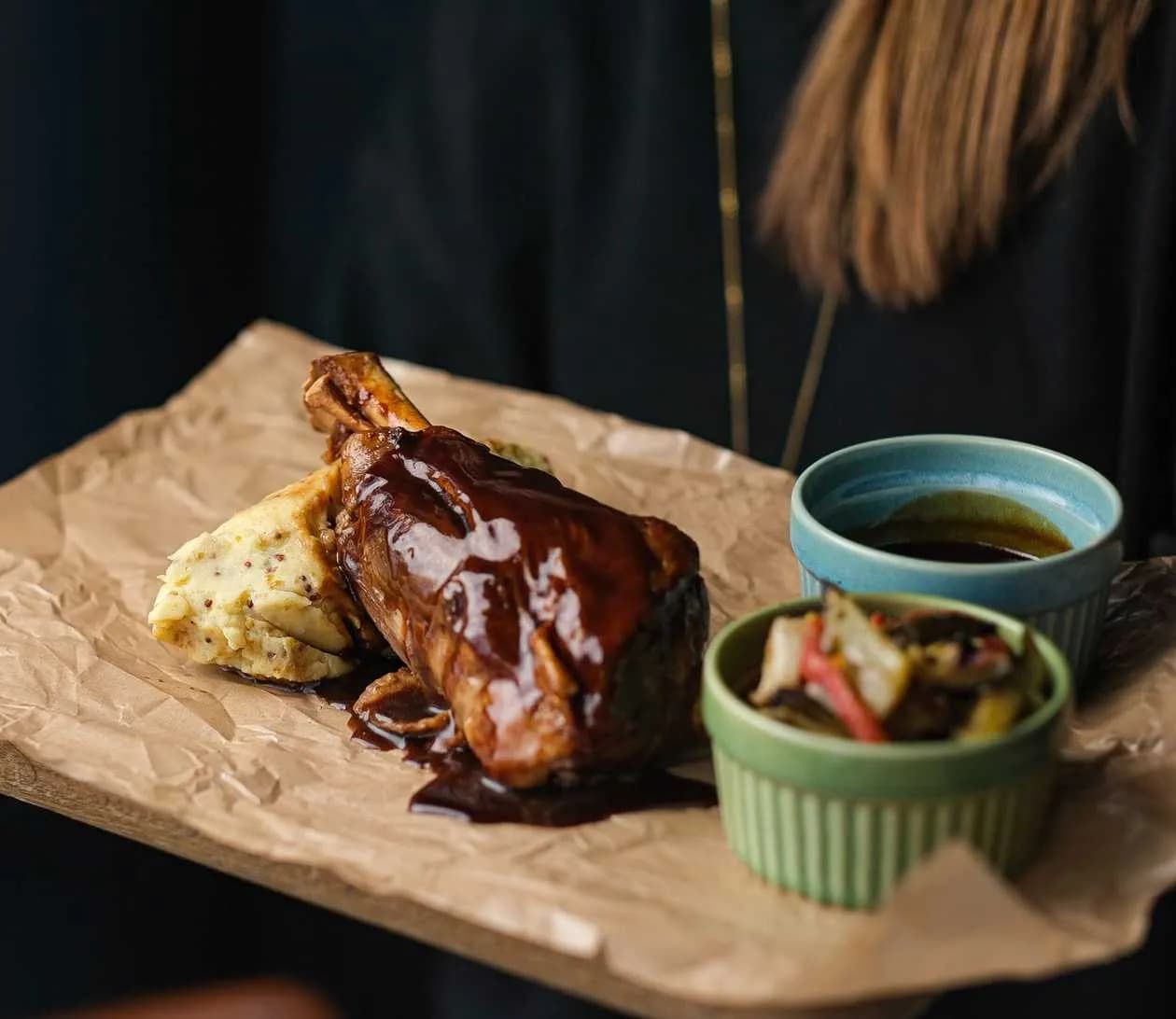 Wolno pieczona gicz jagnięca