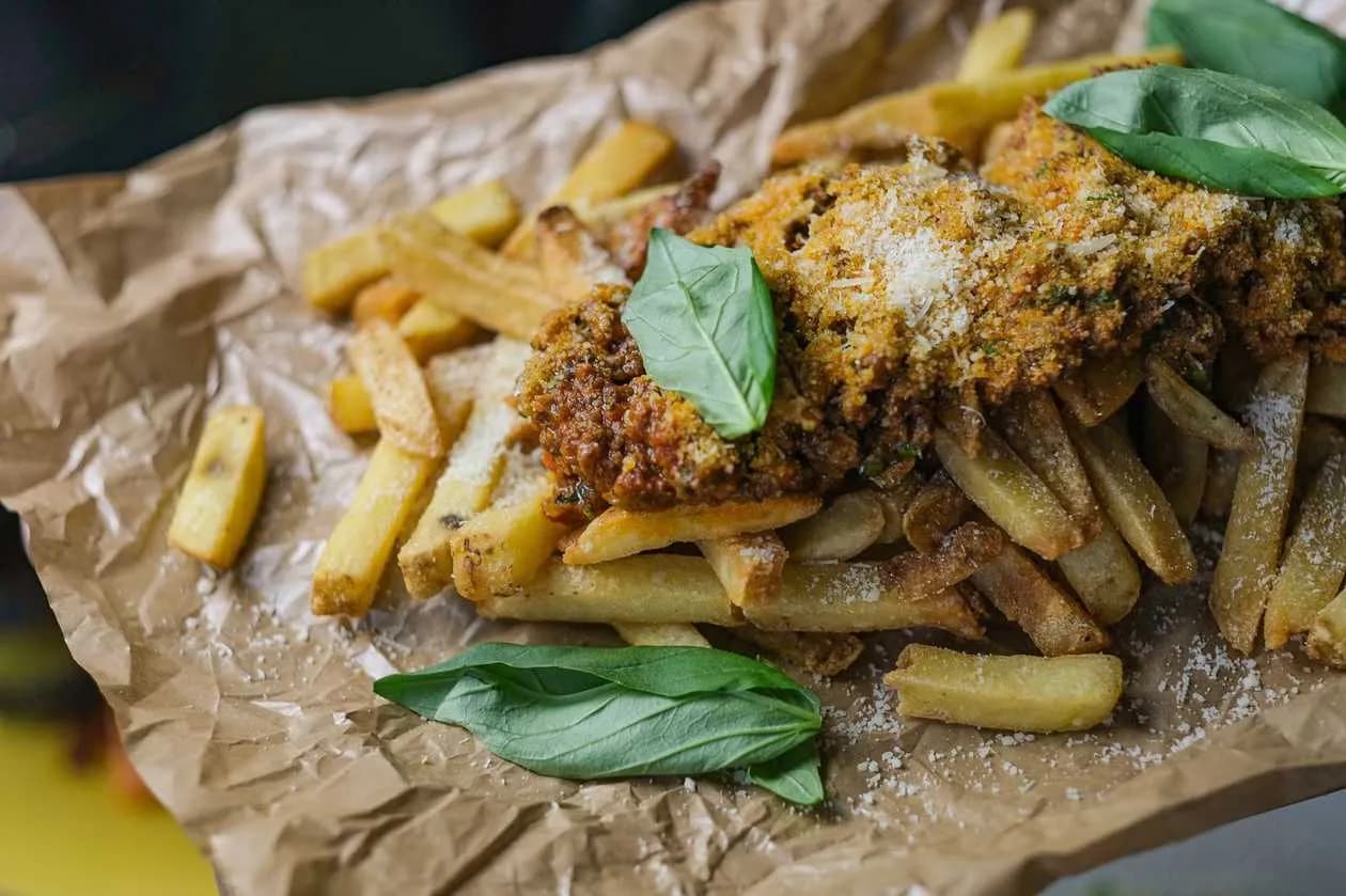 Frytki belgijskie z ragu bolognese