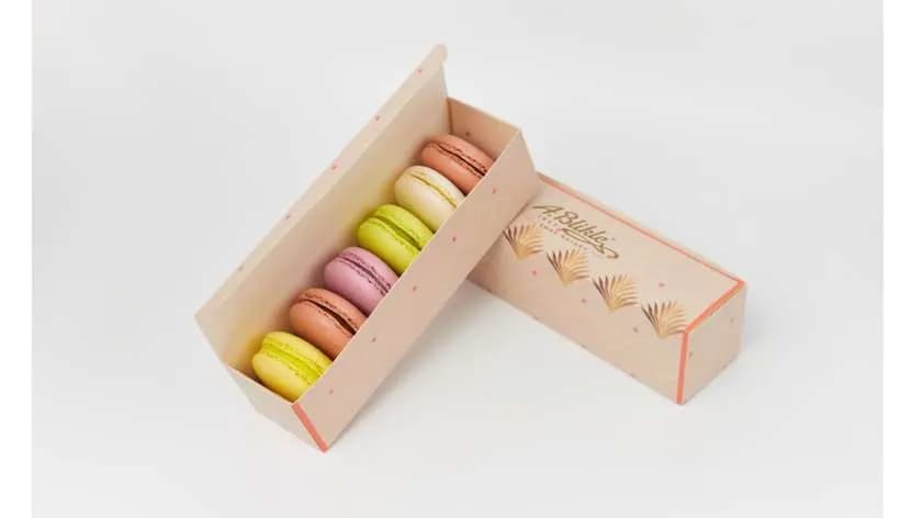 Bombonierka z 6 szt kruchych makaroników.