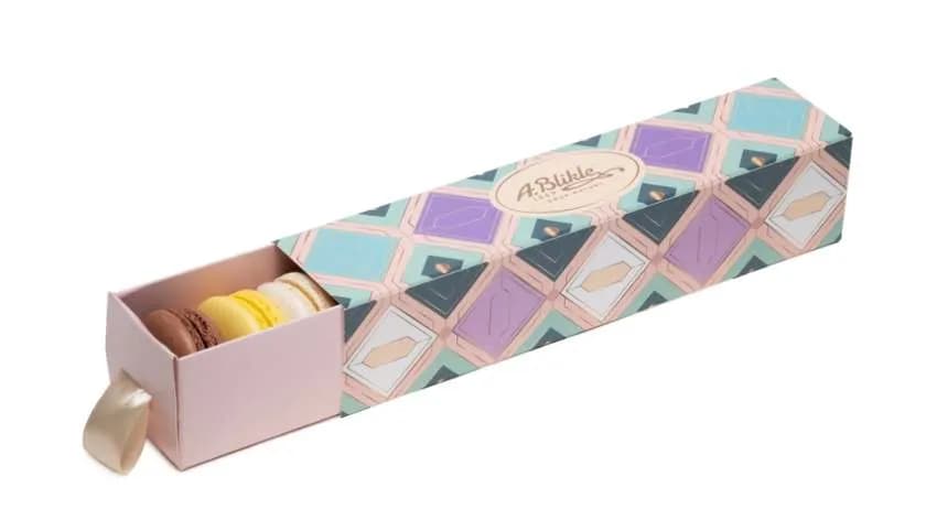 Bombonierka z 9 szt kruchych makaroników.