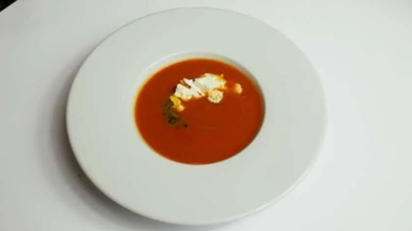 Krem z pomidorów z pesto