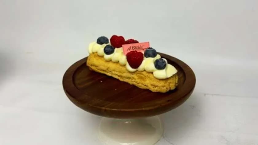 Ekler z kremem i świeżymi owocami