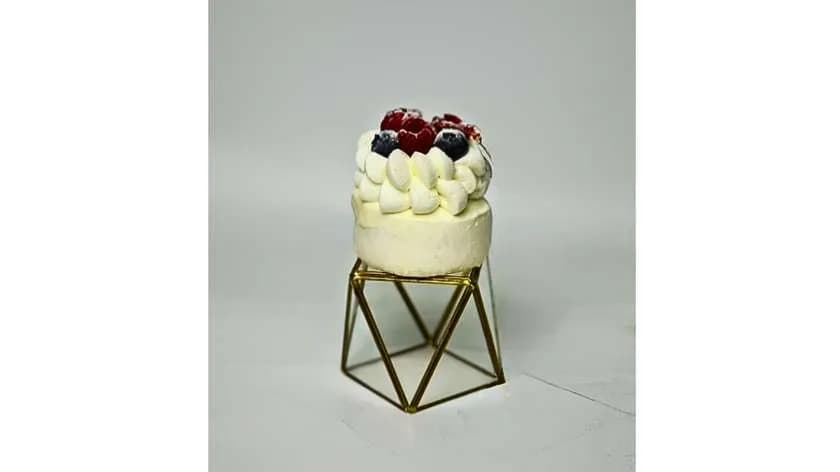 Beza Pavlova z malinami