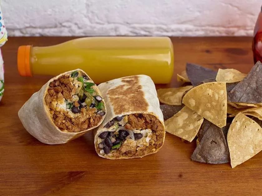 Burrito California, totopos (chipsy) i lemoniada domowa