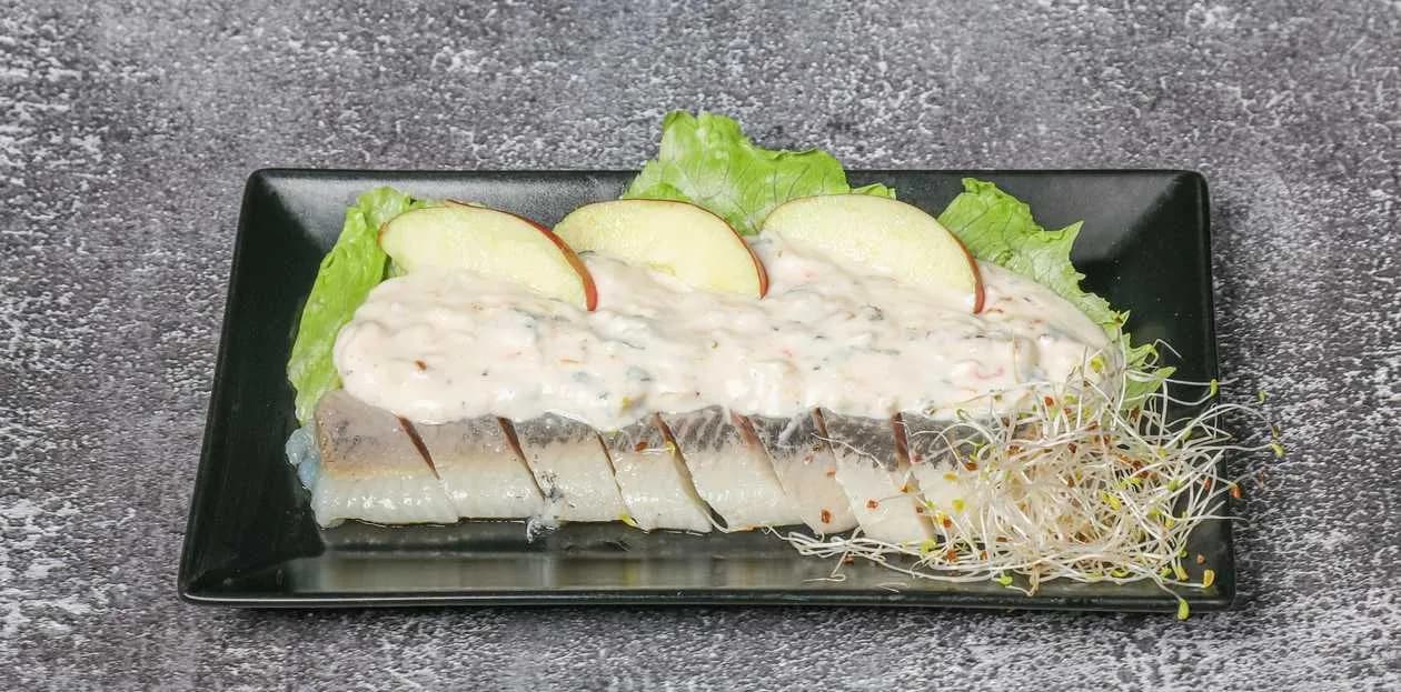 Śledź z sosem śmietanowym, cebulą