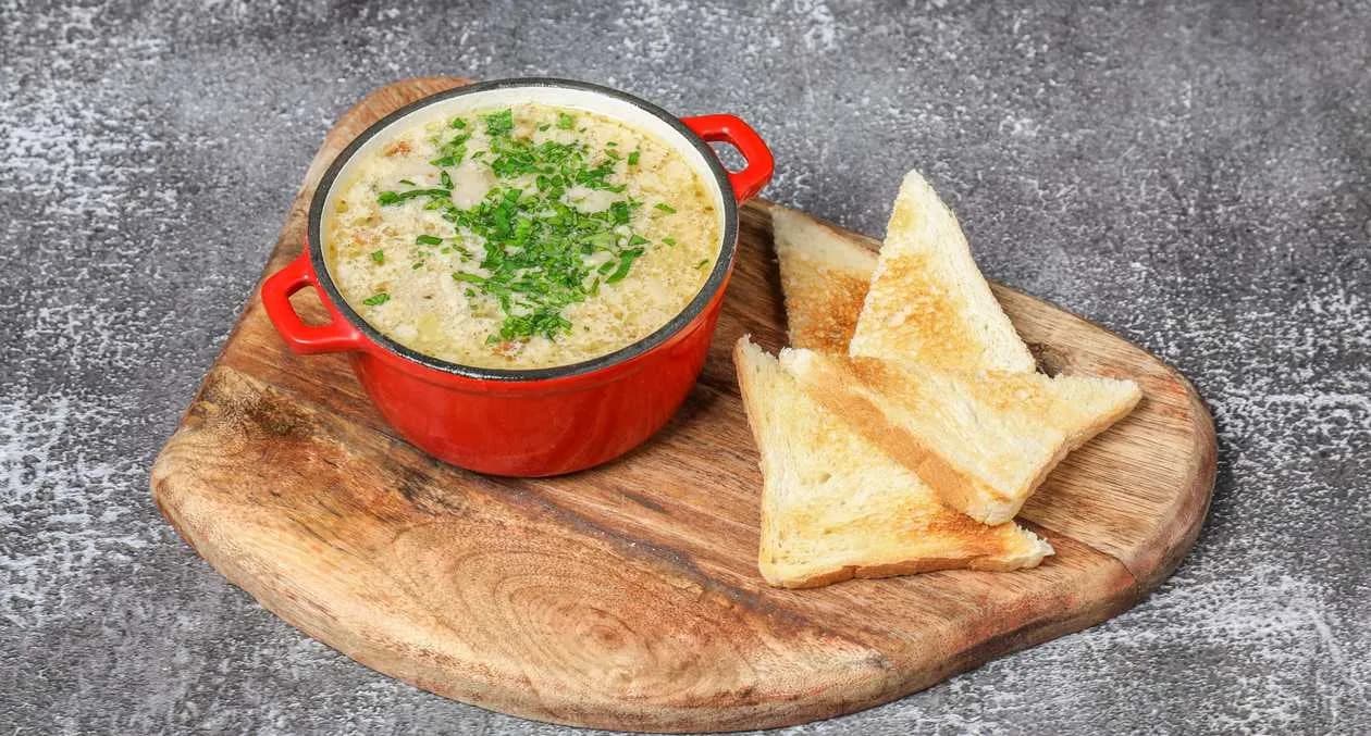 Żurek z jajkiem i białą kiełbasą