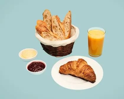 Śniadanie Charlotte ze świeżym sokiem