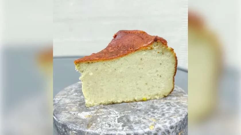 Pistacjowy sernik baskijski