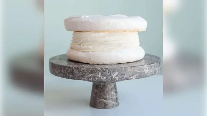 Beza z malinami i pistacjami