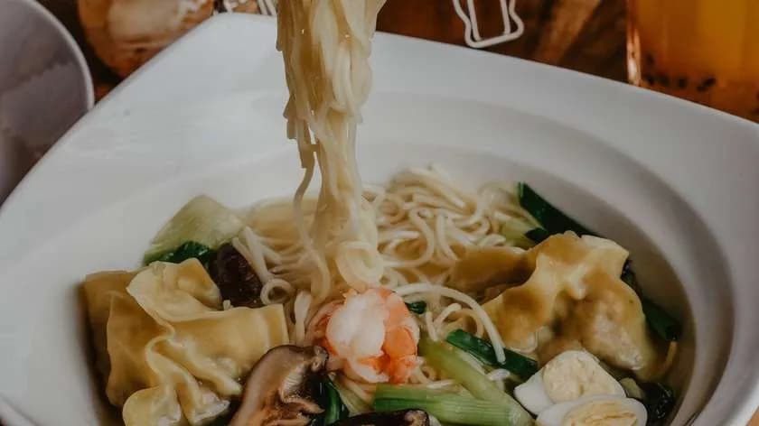 Zupa z pierożkami wonton i krewetkami mała