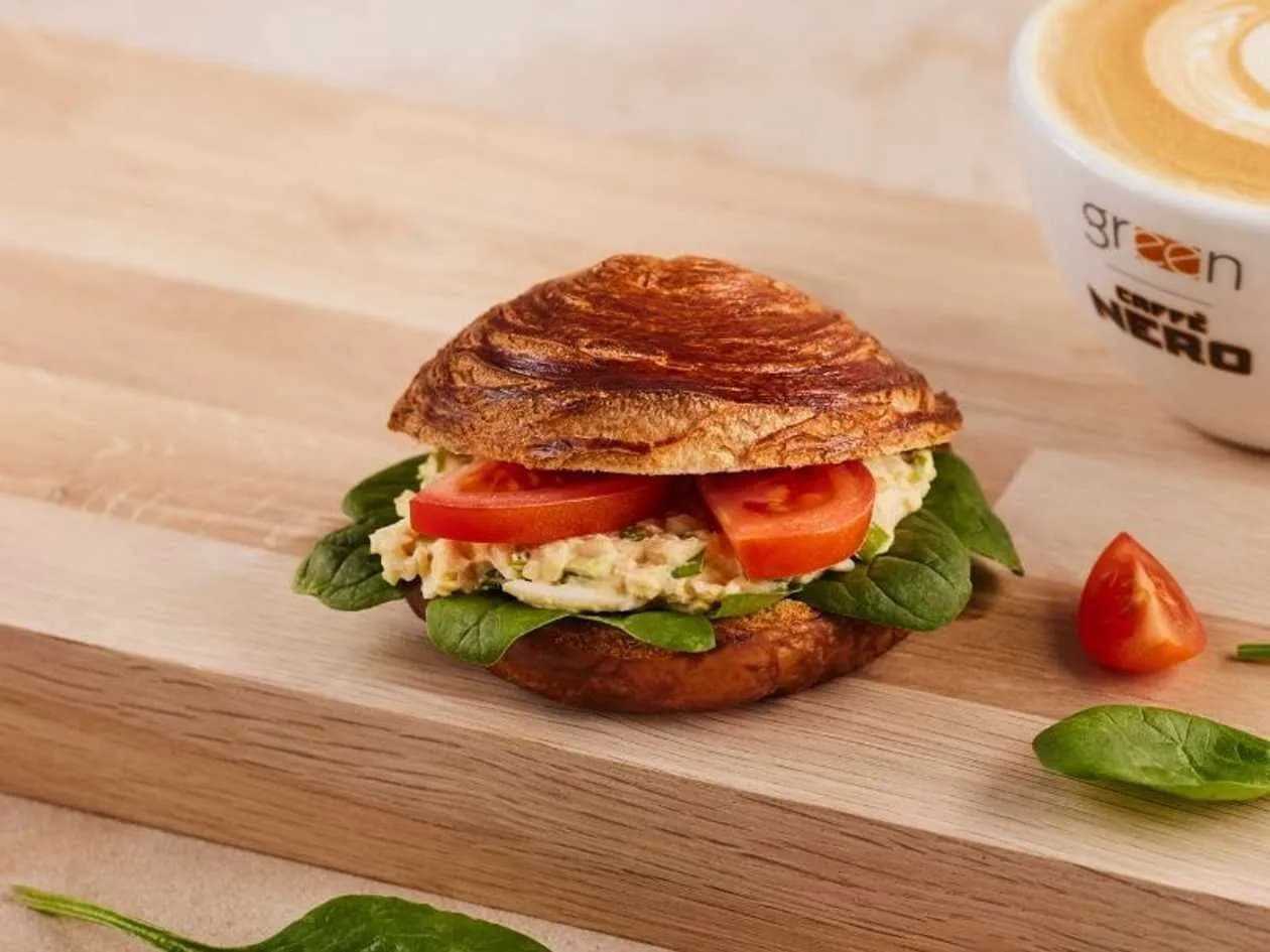 Bułeczka francuska z pastą jajeczną