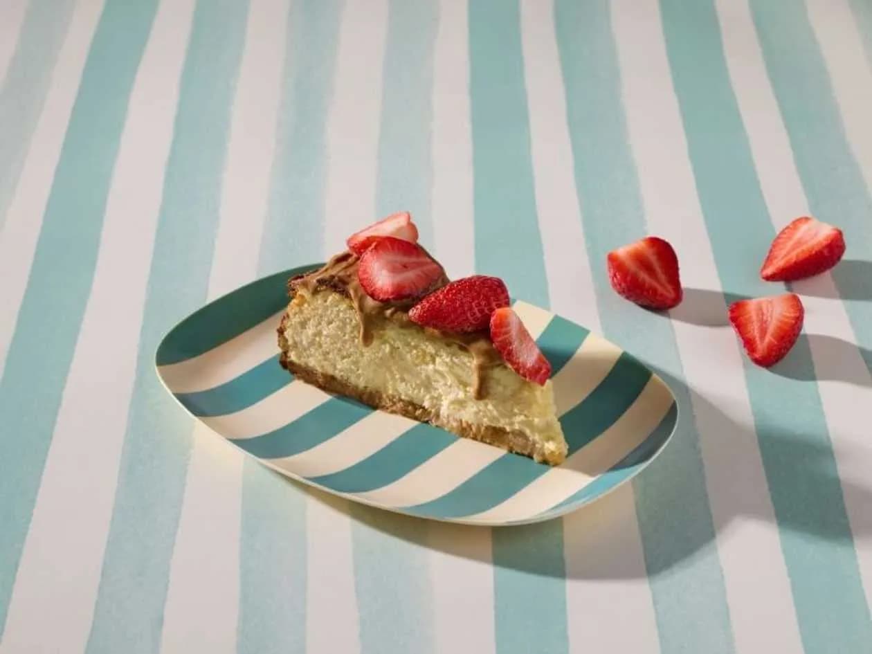 Sernik baskijski z sezonowymi owocami