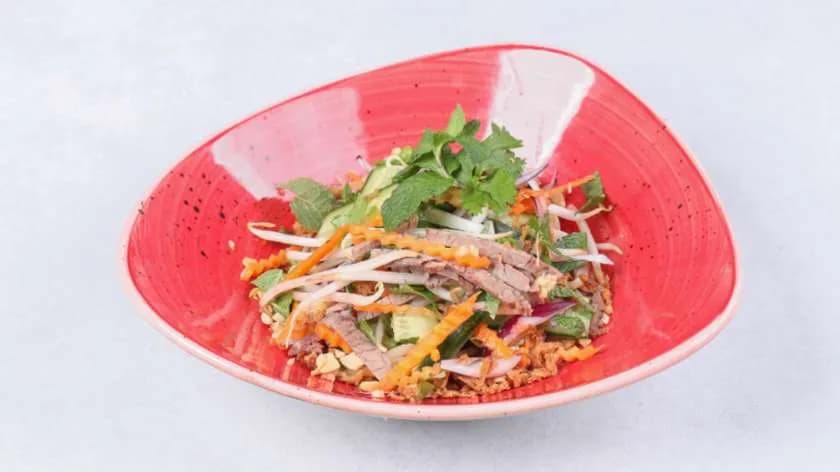 Sałatka wietnamska z wołowiną