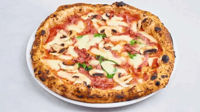 Pizza rossa z salami napoli