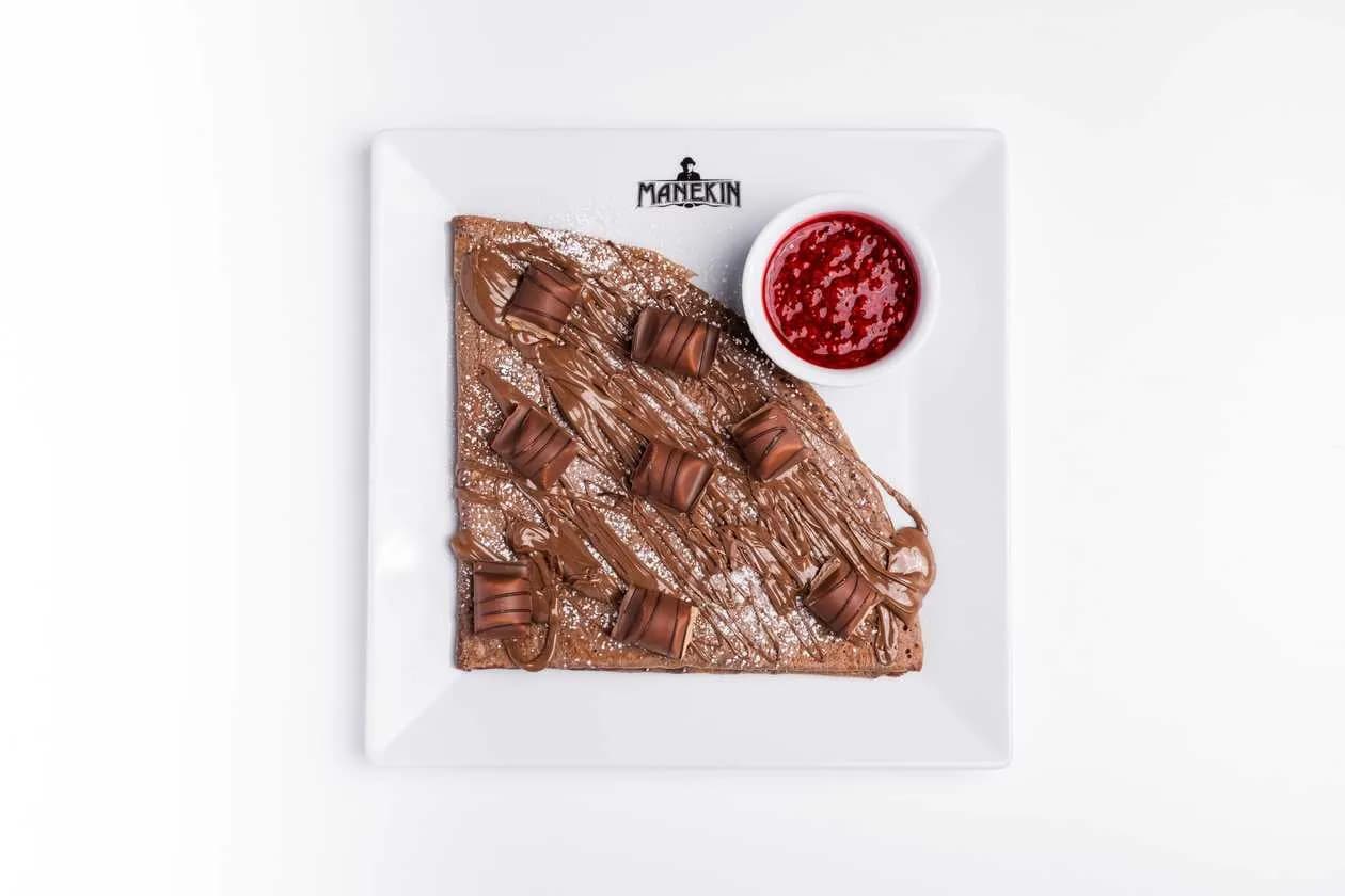 Kinder bueno, mascarpone, Nutella/Manekinella, seasonal fruits