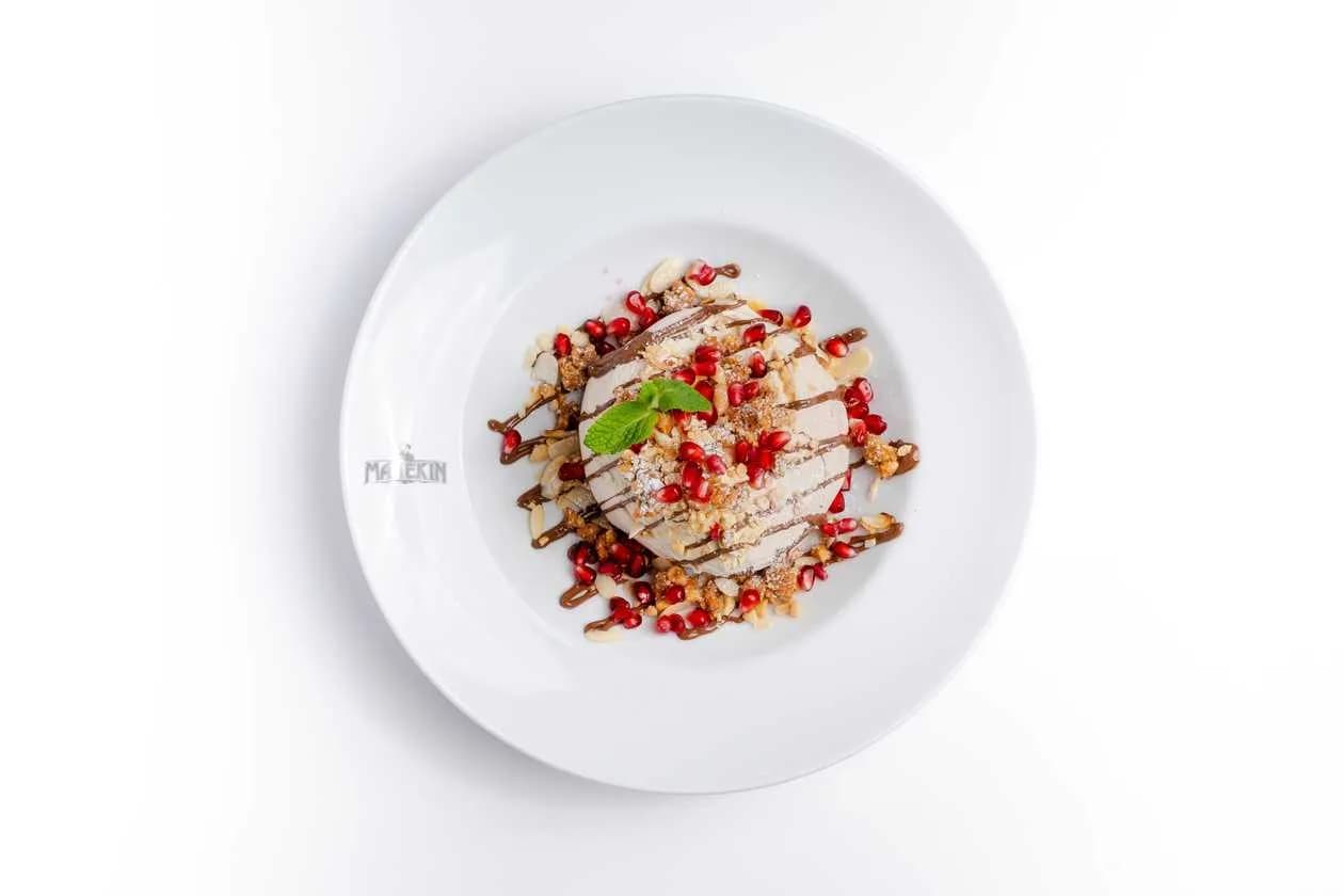 Meringue with pistachio cream and seasonal fruits