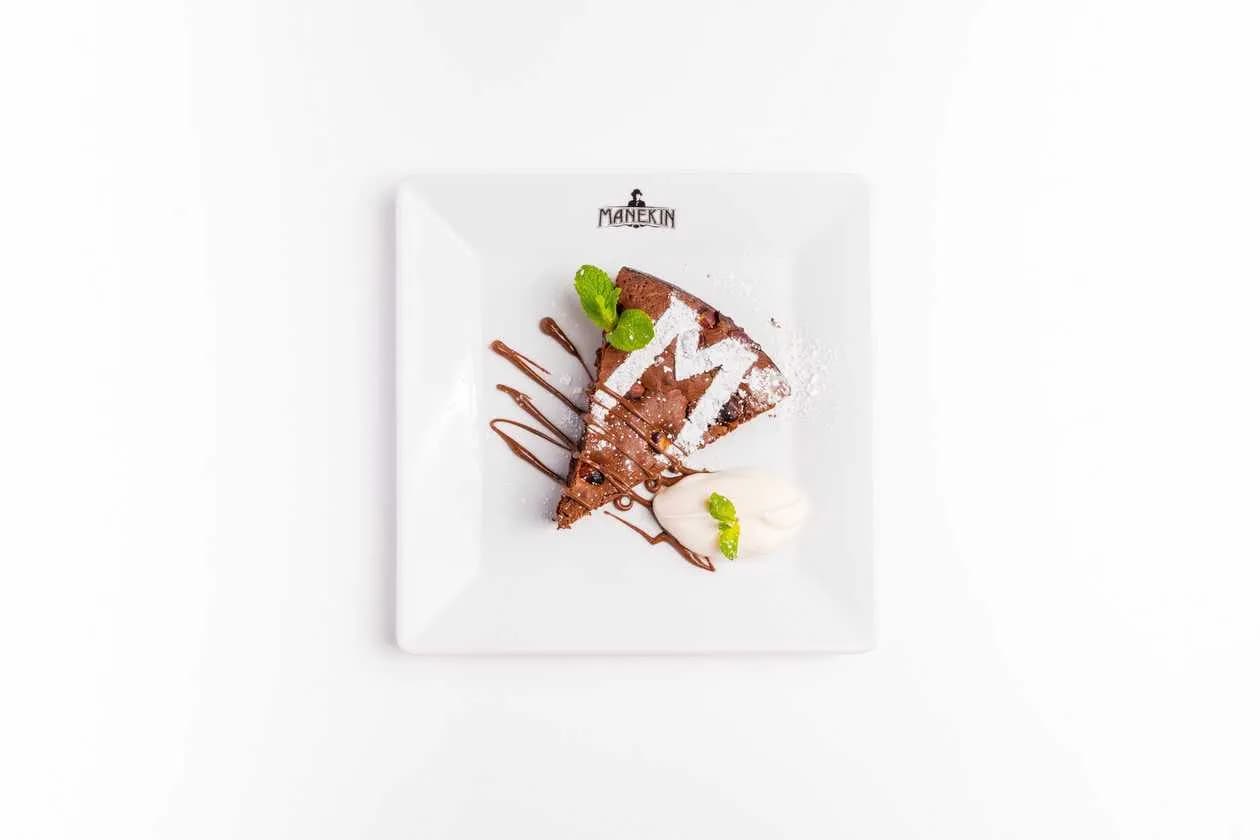 Chocolate cake with Manekinella