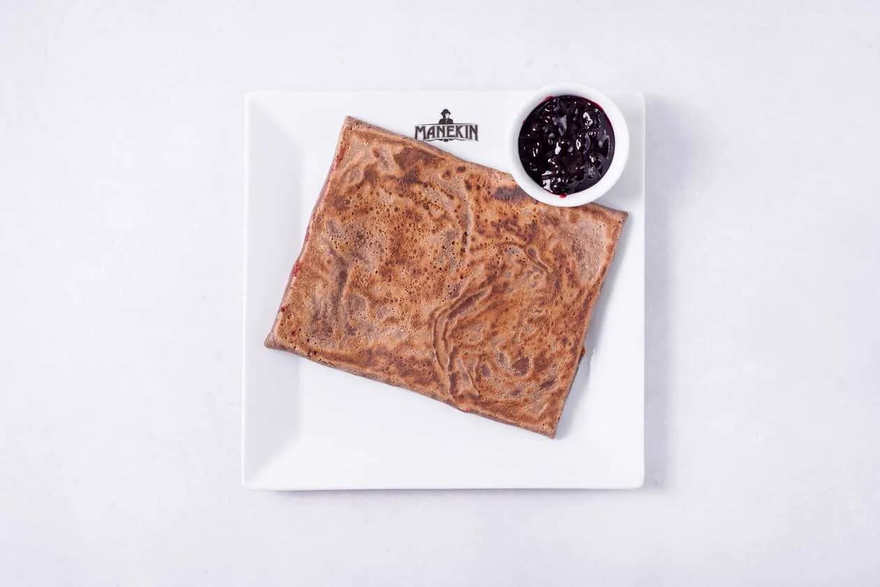 Banana, raspberries, powdered sugar