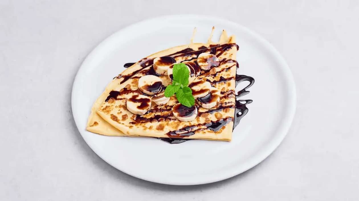 Z bananem, czekoladą i śmietaną