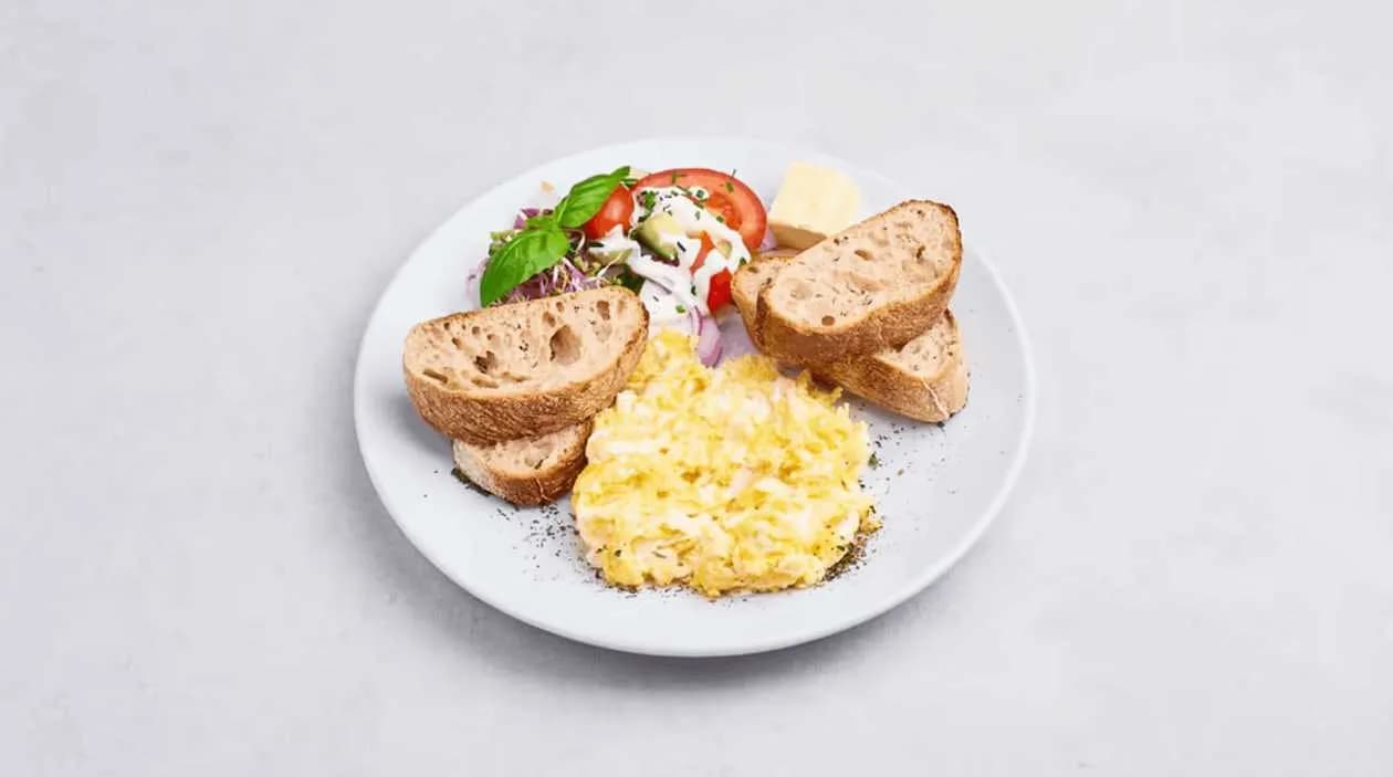 Jajecznica z pieczywem i masłem