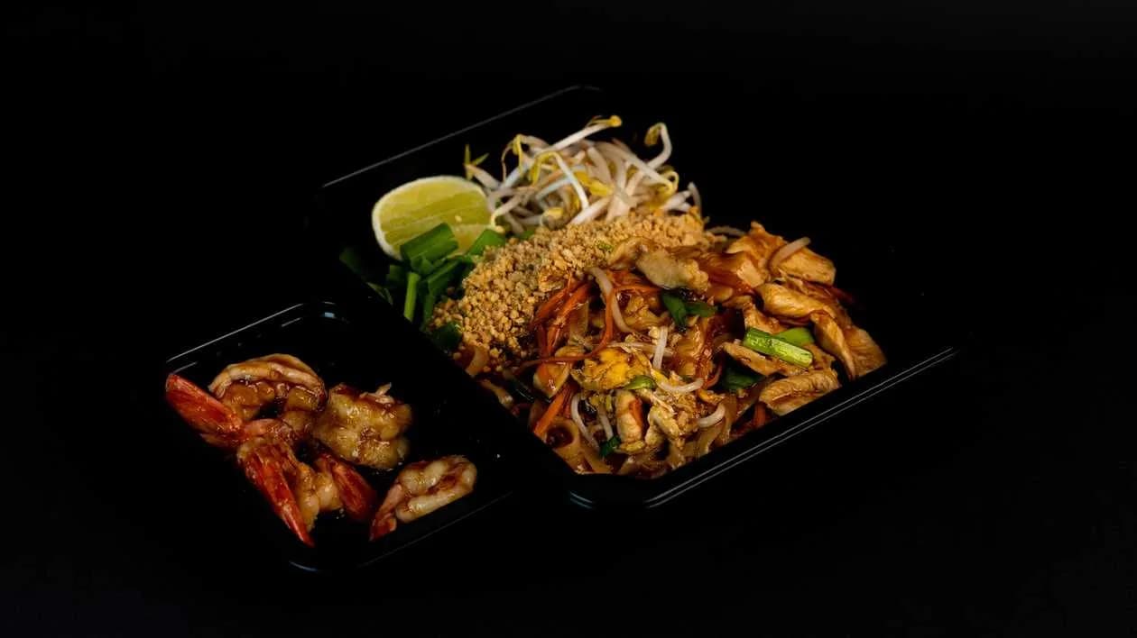 Royal pad thai (with chicken and shrimps)