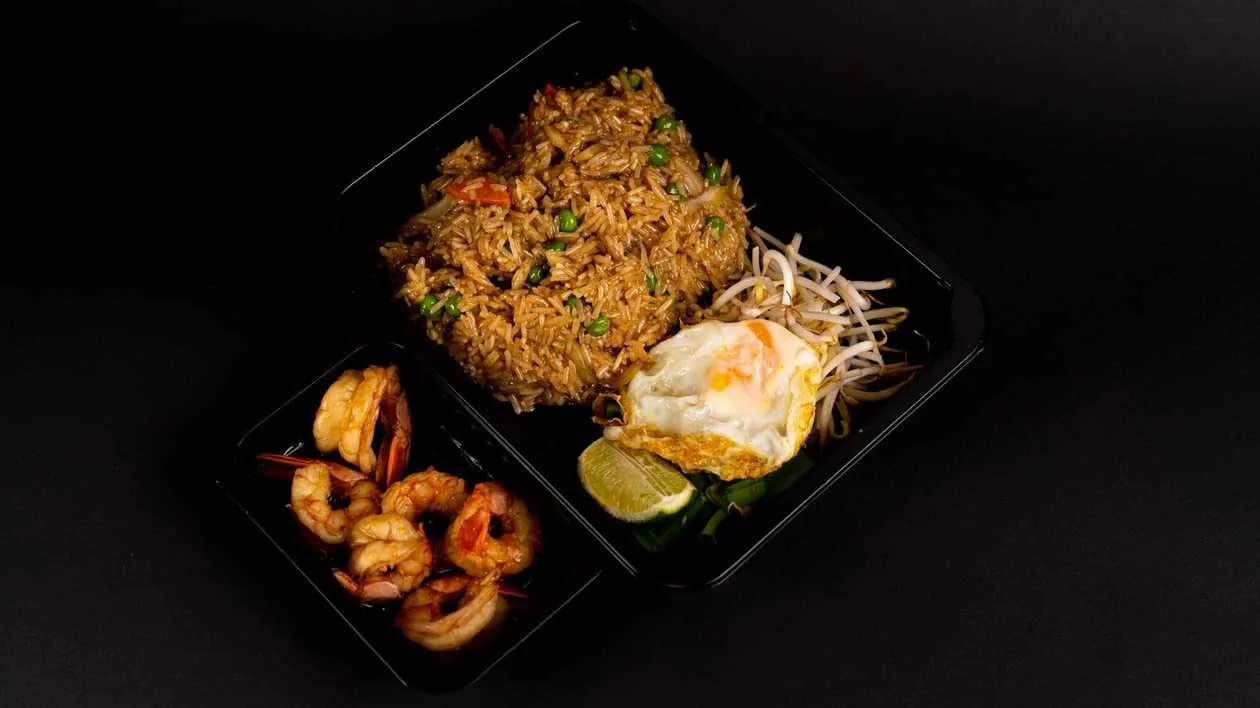 Khao Phat with shrimps