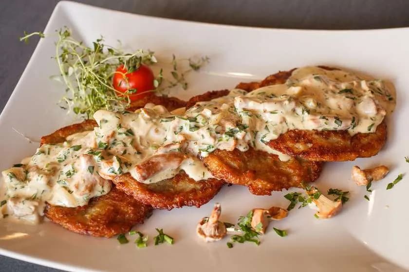 Crispy Potato Pancakes with Sour Cream (4 Pieces)