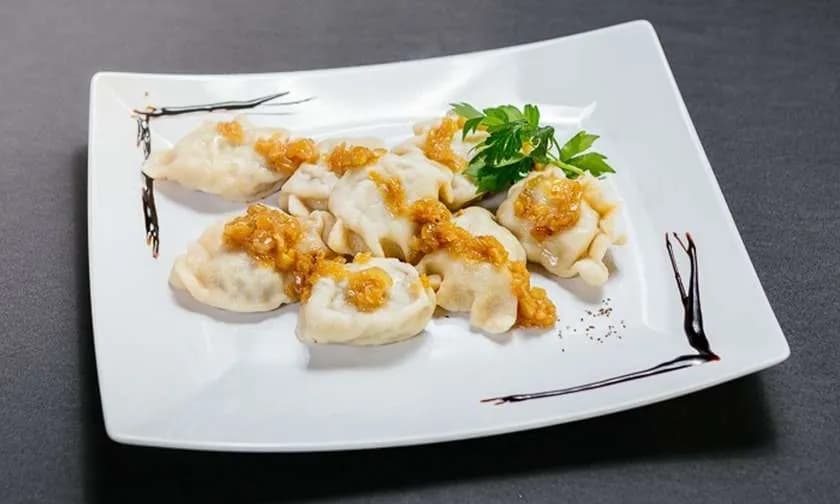 Homemade Ukrainian dumplings (with cottage cheese and potatoes) with cream (7 pieces)